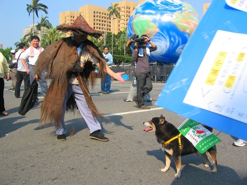 Man wearing traditional Taiwanese rain gear during March 18, 2006 march