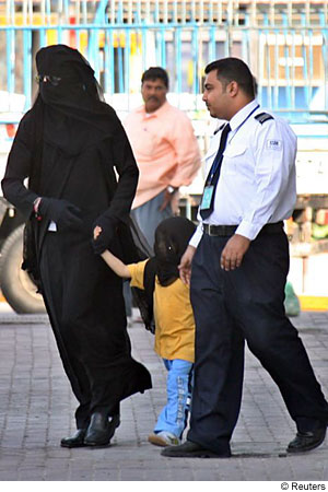 Michael Jackson wearing Muslim woman's abaya next to child and Muslim security guard
