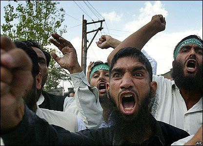 Enraged Muslim at Kashmiri protest