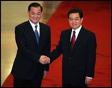 Former KMT chairman Lien Chan shakes hands with Chinese dictator Hu Jintao.