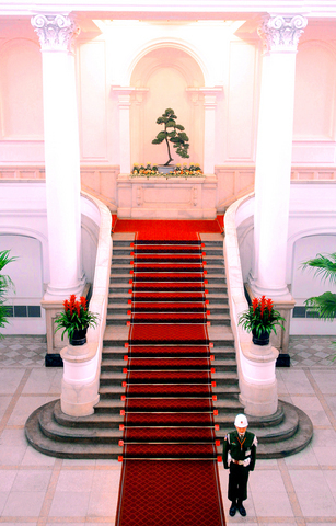 Small potted tree in alcove reserved for Sun Yat-sen's portrait at top of stairs in Taiwan's Presidential Office.