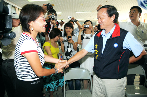 Yeh Ching-chuan loses KMT primary to Tu Li-hua, and shakes her hand.