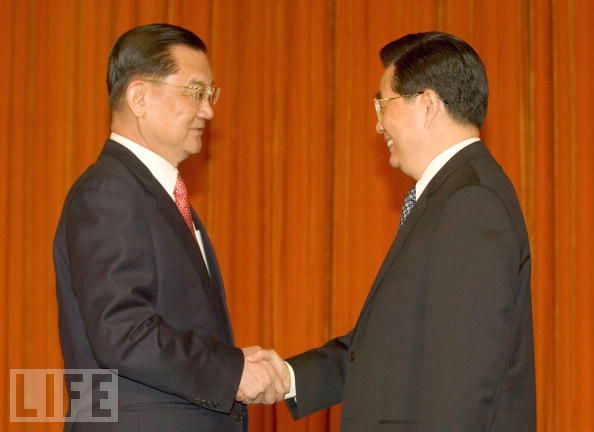 Taiwan's former KMT chairman Lien Chan shakes hands with Chinese Communist dictator, Hu Jintao