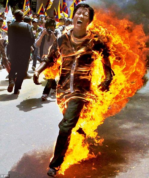 Tibetan in India protests the visit of Chinese dictator Hu Jintao via self-immolation.