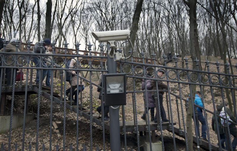 After former dictator Viktor Yanukovych fled the country, Ukrainians politely stay on the sidewalk as they inspect his looted mansion.