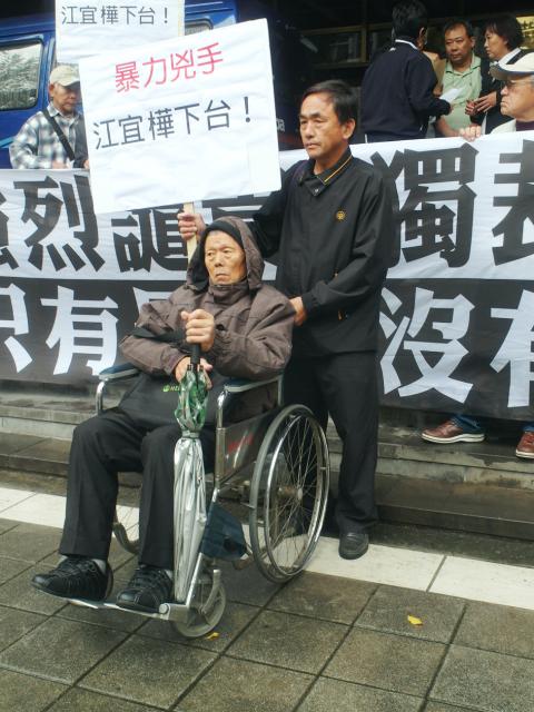 76 year old man in wheelchair who was beaten by Taiwanese police on the orders of KMT president Ma Ying-jeou.