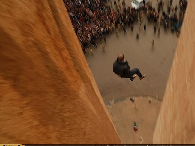 ISIS executes homosexual man by throwing him from a rooftop