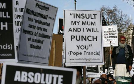Islamofascist march against Charlie Hebdo magazine in London, quoting Pope Francis: 'INSULT MY MUM AND I WILL PUNCH YOU'
