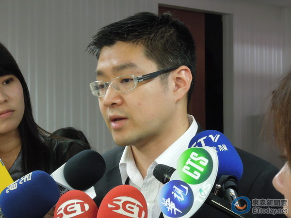 Taipei City Councilor William Hsu threatens to sue netizens critical of his slur that the mayor of Taipei is homosexual.