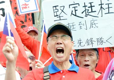 An upset Hung Hsiu-chu supporter yells in anger (or anguish) at news that the KMT plans to remove her as its presidential candidate.