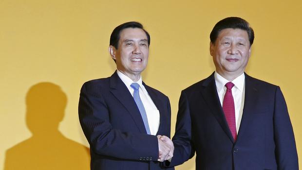 Ma Ying-jeou shaking hands with Xi Jinping